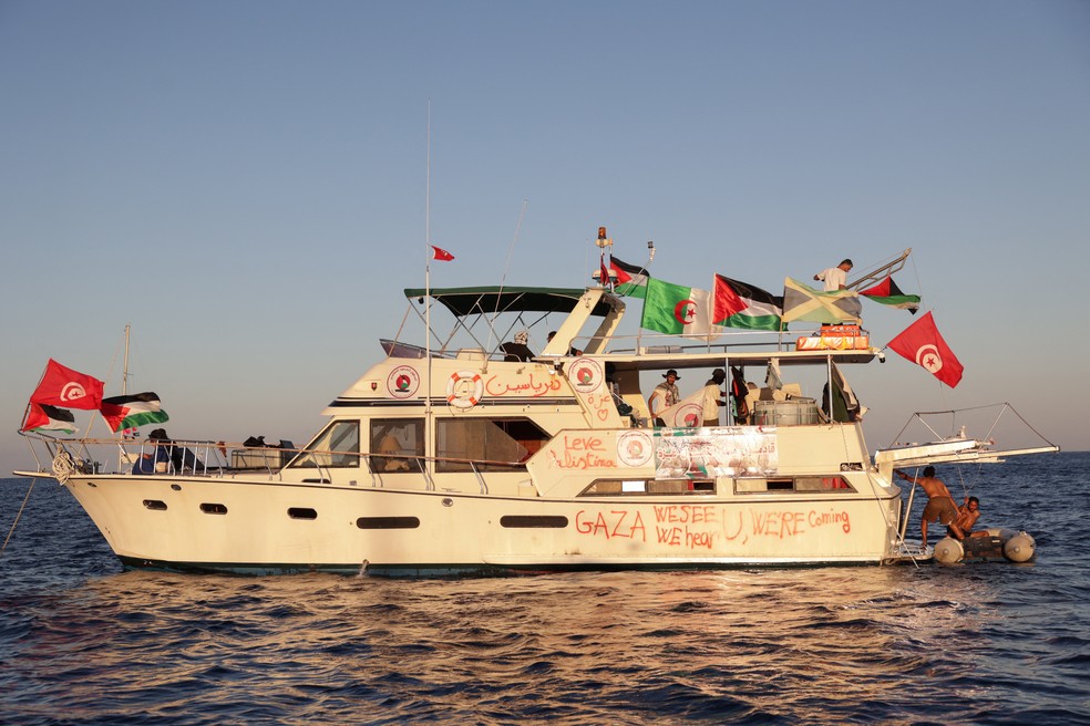 Barco da Global Sumud navega perto da ilhota Koufonisi, na Grécia, em 26 de setembro de 2025 — Foto: REUTERS/Stefanos Rapanis