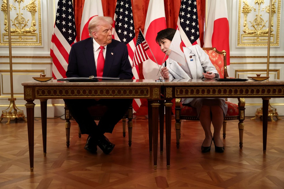 O presidente dos Estados Unidos, Donald Trump, participa de uma cerimônia de assinatura durante uma reunião bilateral com a primeira-ministra japonesa, Sanae Takaichi, no Palácio de Akasaka, em Tóquio, Japão, em 28 de outubro de 2025. — Foto: REUTERS/Evelyn Hockstein