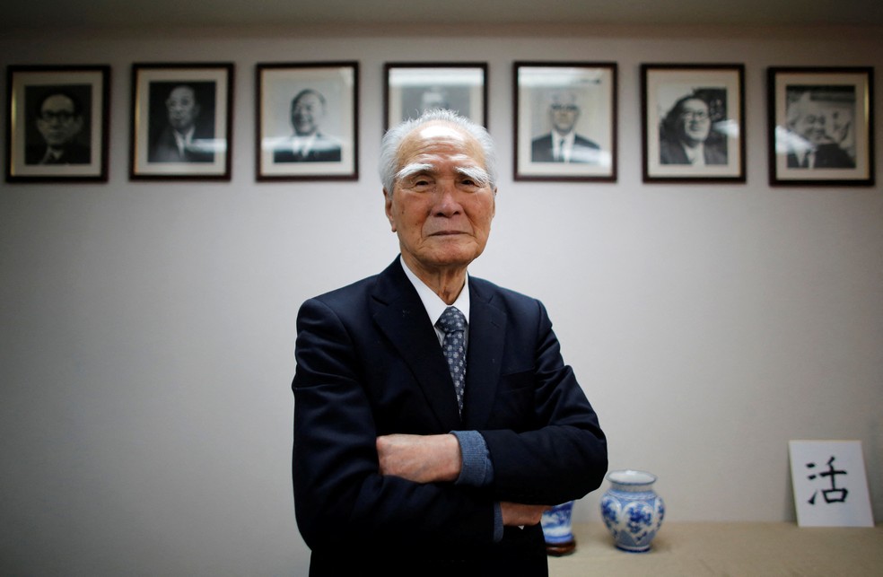O ex-primeiro-ministro japonês Tomiichi Murayama posa diante de retratos de ex-líderes de seu Partido Social-Democrata após uma entrevista à Reuters na sede do partido em Tóquio. — Foto: Toru Hanai/Reuters