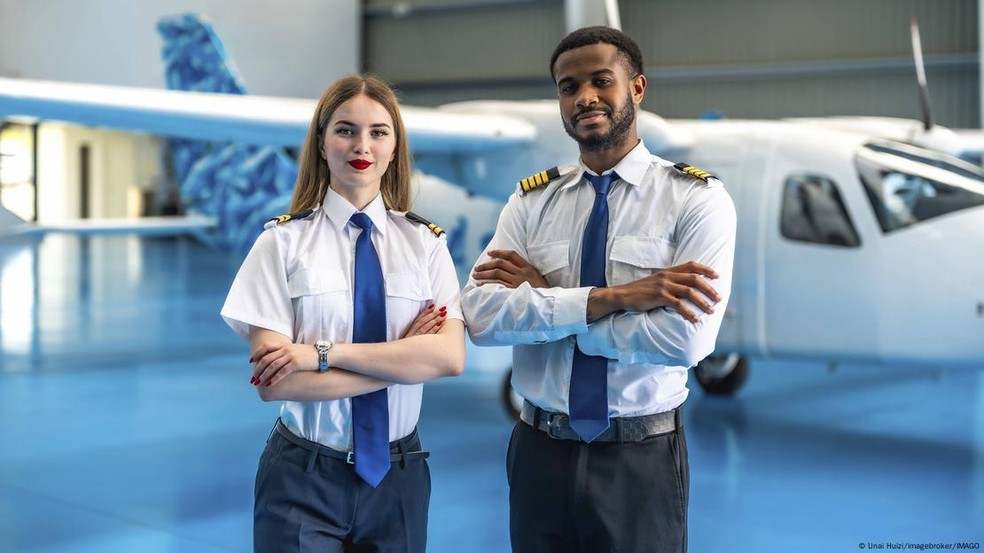 Perspectivas de emprego para pilotos estão melhores do que nunca, apesar do custo e do tempo para se obter uma licença — Foto: Unai Huizi/imagebroker/IMAGO