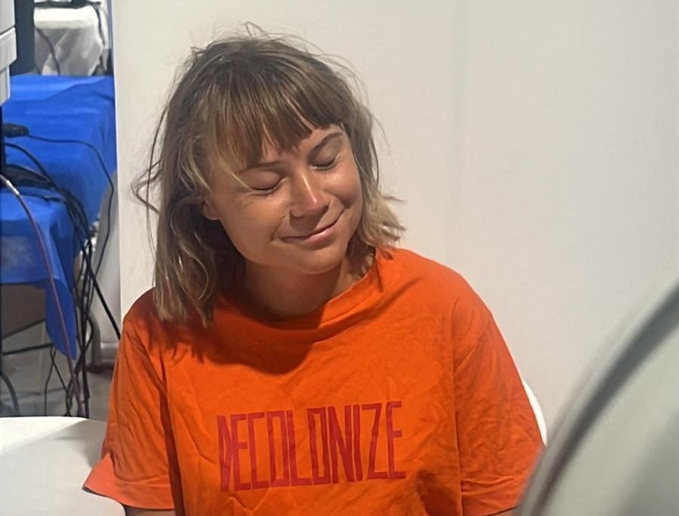 Greta Thunberg em local desconhecido, depois que Israel interceptou os navios da flotilha com ativistas que pretendiam chegar a Gaza — Foto: Ministério das Relações Exteriores de Israel via Reuters