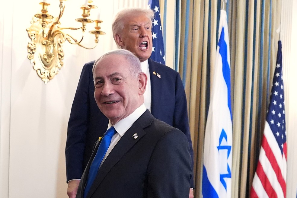 Ao lado de Netanyahu, Trump apresentou plano para o futuro de Gaza — Foto: Evan Vucci/AP