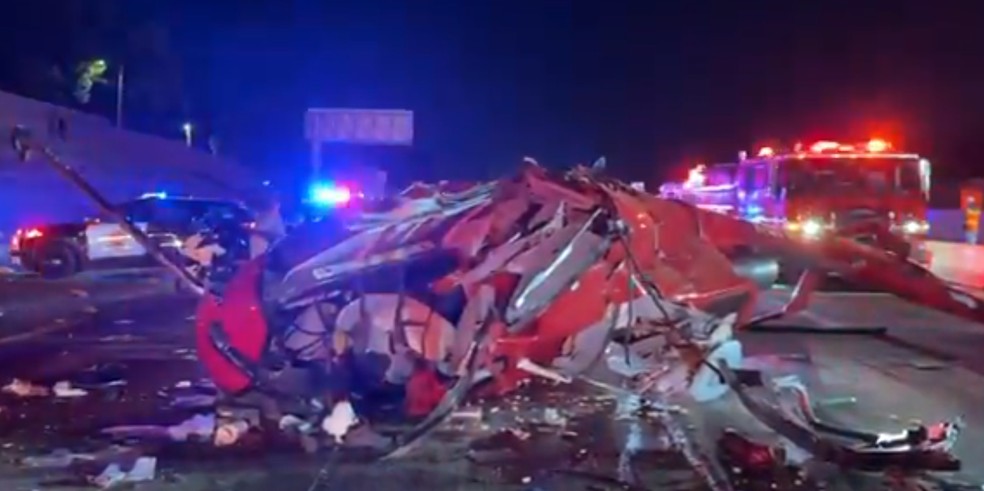 Helicóptero cai em rodovia na capital da Califórnia — Foto: Corpo de Bombeiros de Sacramento