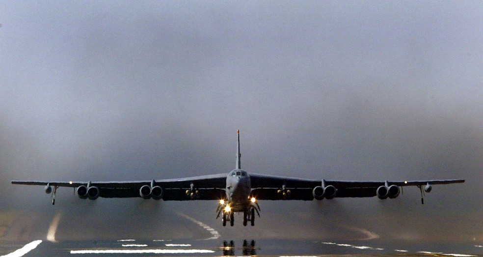 Imagem de arquivo mostra um avião bombardeiro B-52 da Força Aérea dos Estados Unidos decolando da base aérea em Gloucestershire, Inglaterra — Foto: REUTERS/DarrenStaples/Files