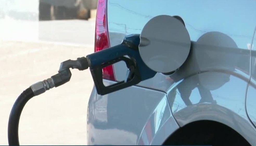 Petrobras anuncia redução no preço da gasolina — Foto: g1