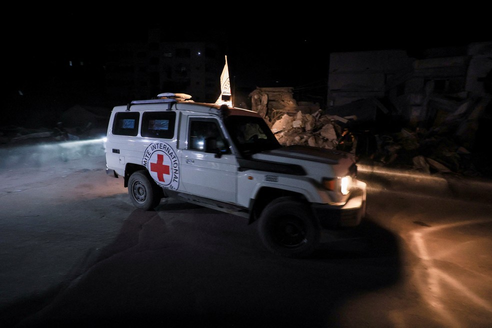 Veículo da Cruz Vermelha com corpos de mais 2 reféns israelenses — Foto: REUTERS/Dawoud Abu Alkas