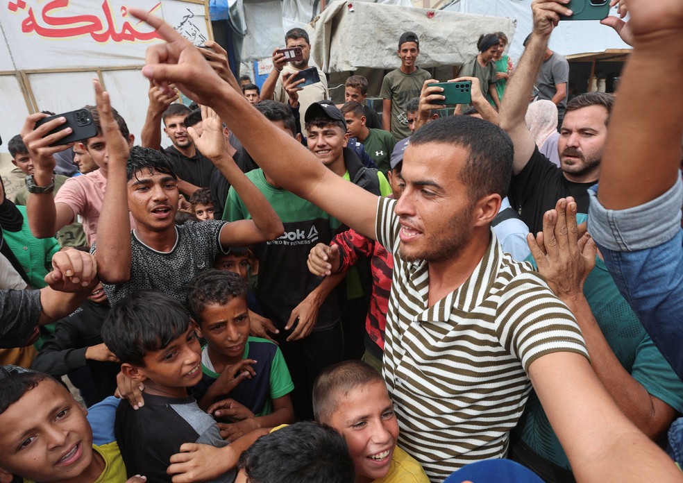 Palestinos comemoram acordo de cessar-fogo em Khan Younis — Foto: REUTERS/Ramadan Abed