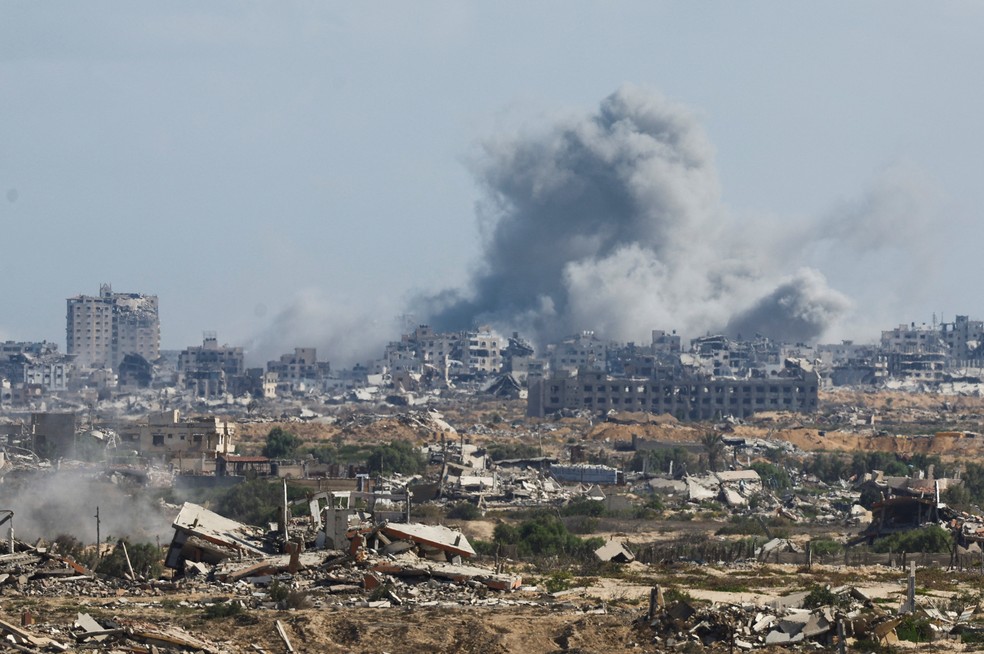 Coluna de fumaça sobe após ataque aéreo de Israel na Faixa de Gaza em 5 de outubro de 2025. — Foto: REUTERS/Mahmoud Issa