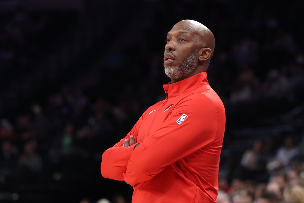 Técnico Chauncey Billups, do Portland Trail Blazers, durante jogo em 16 de outubro de 2025. — Foto: AP Foto/Rob Gray
