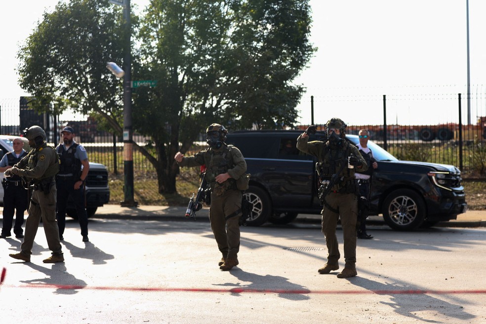 Policiais operam durante um impasse com o Departamento de Imigração e Alfândega dos EUA (ICE) e oficiais federais no bairro de Little Village, em Chicago, Illinois (EUA). — Foto: REUTERS/Jim Vondruska