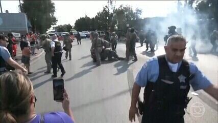Manifestantes e policiais se confrontam em protesto em Chicago contra política migratória dos EUA