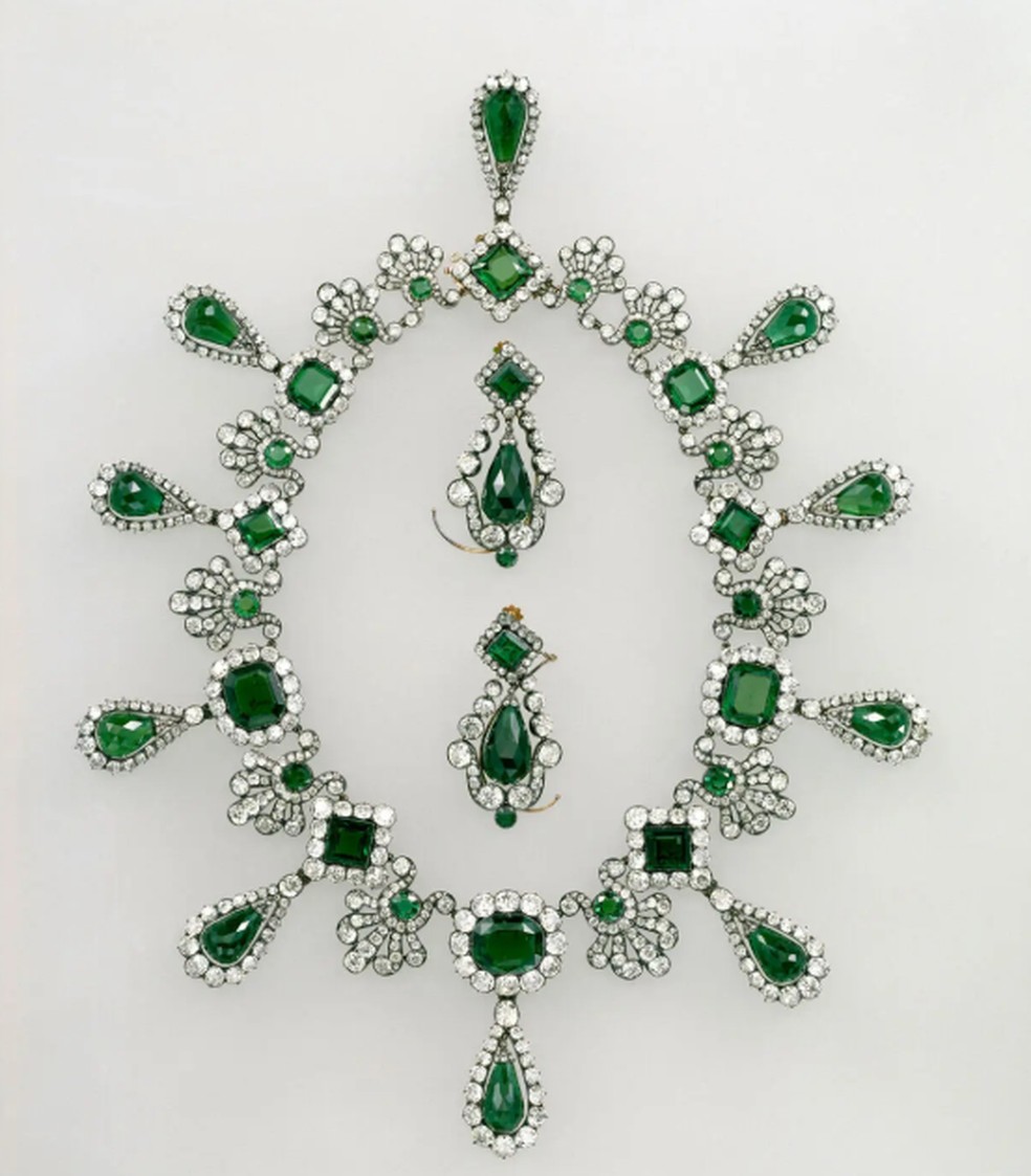 Colar e brincos da imperatriz francesa Maria Luisa, que está entre as peças roubadas por ladrões do museu do Louvre, em Paris, em 19 de outubro de 2025. — Foto: Divulgação/ Museu do Louvre