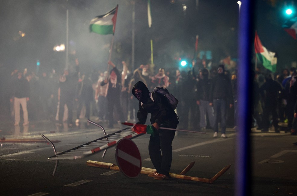Manifestantes protestam contra Israel em Udine, na Itália, em 14 de outubro de 2025 — Foto: REUTERS/Yara Nardi
