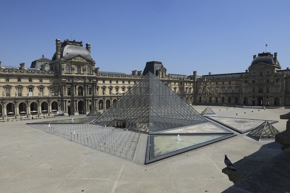 Museu do Louvre, em Paris, em foto de junho de 2023 — Foto: AP Photo/Aurelien Morissard