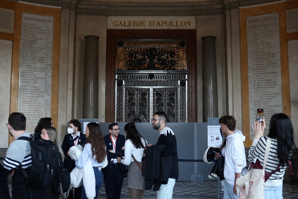 Museu do Louvre reabre no dia 22 de outubro de 2025 com a Galeria de Apolo fechada; espaço que abrigava joias foi roubada — Foto: Gonzalo Fuentes/Reuters