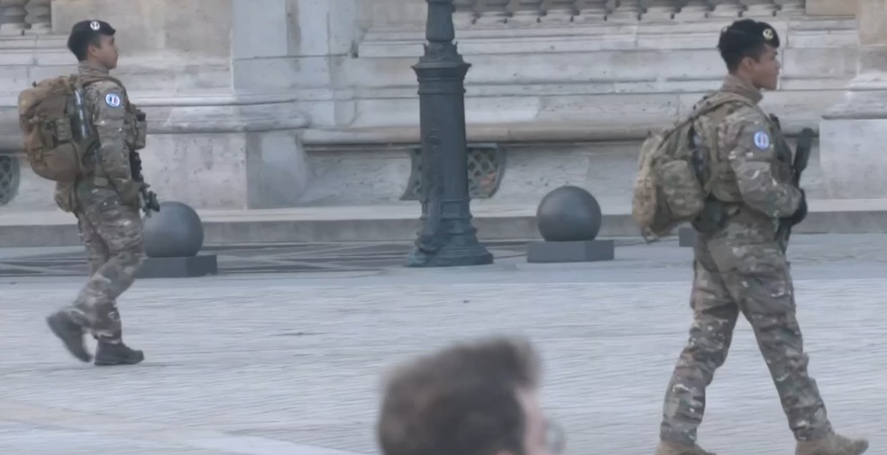 Guardas no Louvre nesta quarta (22) — Foto: Reprodução/Reuters