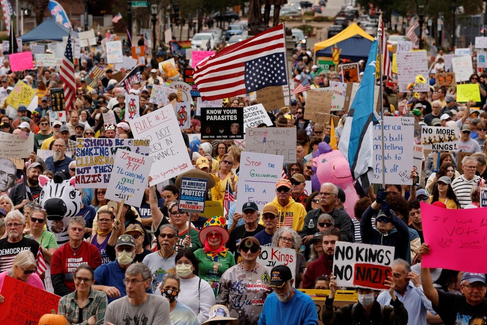 Manifestantes nos protestos "No Kings" em Michigan — Foto: JEFF KOWALSKY / AFP