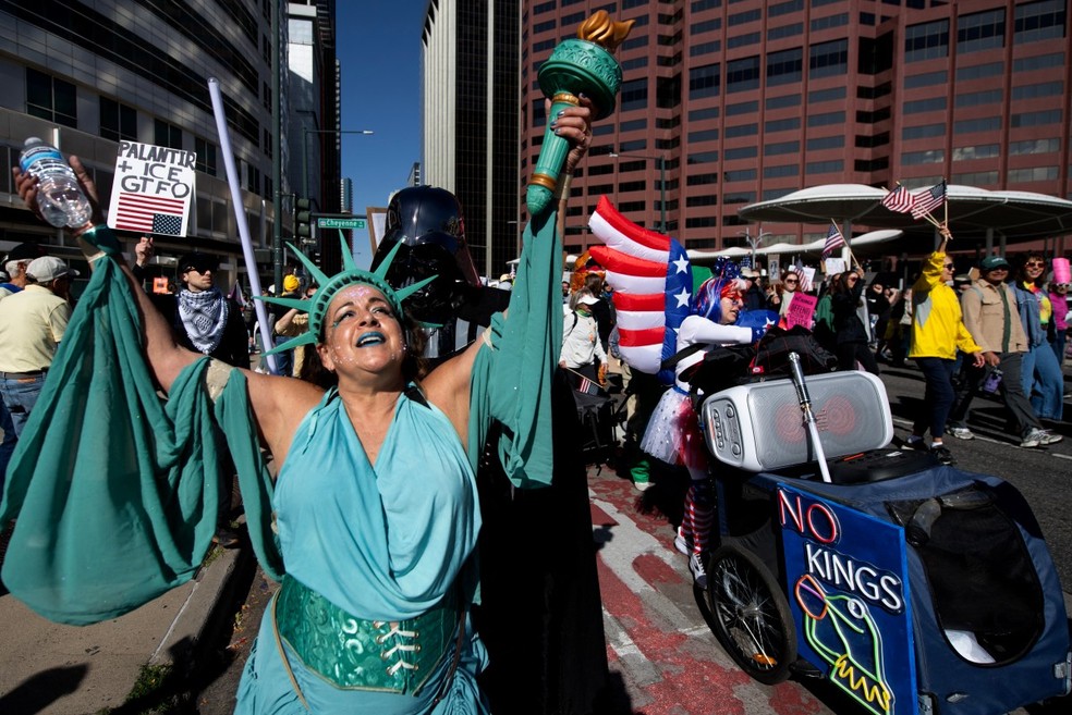 Manifestantes vestidos como a Estátua da Liberdade e Darth Vader — Foto: JEFF KOWALSKY / AFP