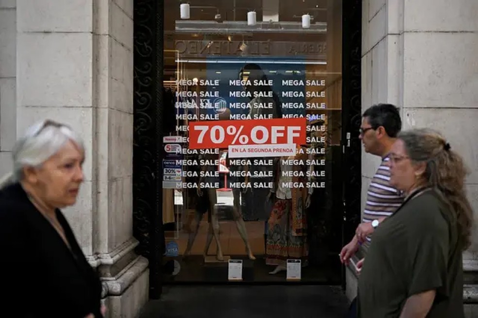 O ajuste fiscal promovido por Milei provoca forte impacto na economia e no cotidiano dos argentinos. — Foto: AFP/Getty Images via BBC