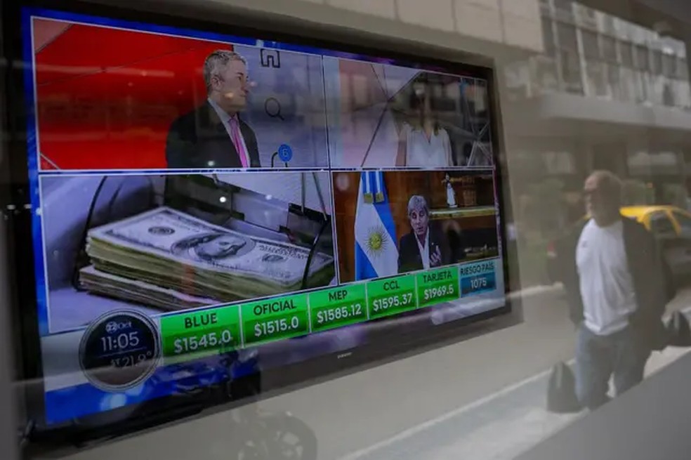 Apesar da ação do Tesouro dos EUA, o dólar voltou a encostar no limite da banda cambial antes das eleições legislativas. — Foto: Bloomberg/Getty Images via BBC