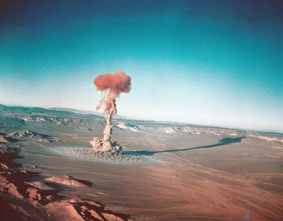 Imagem de arquivo mostra teste com arma nuclear feito pelos Estados Unidos Yucca Flats, no estado de Nevada, em 1955. — Foto: Comissão Atômica dos Estados Unidos via AP