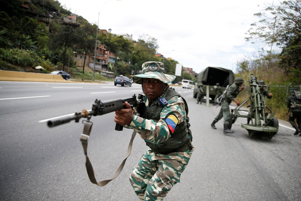 Integrante da Milícia Bolivariana segura um rifle em exercício militar em Caracas, na Venezuela — Foto: Manaure Quintero/Reuters