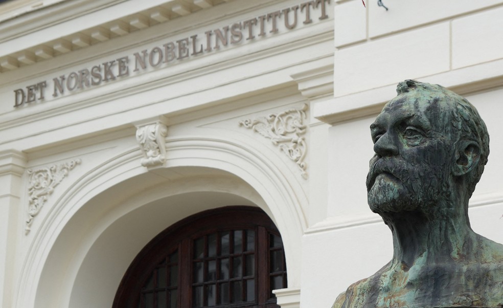 Busto de Alfred Nobel no prédio onde o prêmio é entregue, em Oslo, na Noruega — Foto: Reuters