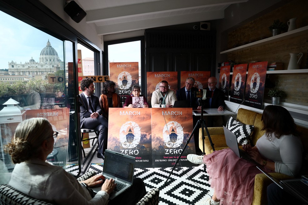 Membros da ONG Ending Clergy Abuse, que dá assistência a vítimas de abusos sexuais cometidos por membros do alto clero da Igreja Católica, a, em 20 de outubro de 2025. — Foto: Guglielmo Mangiapane/ Reuters