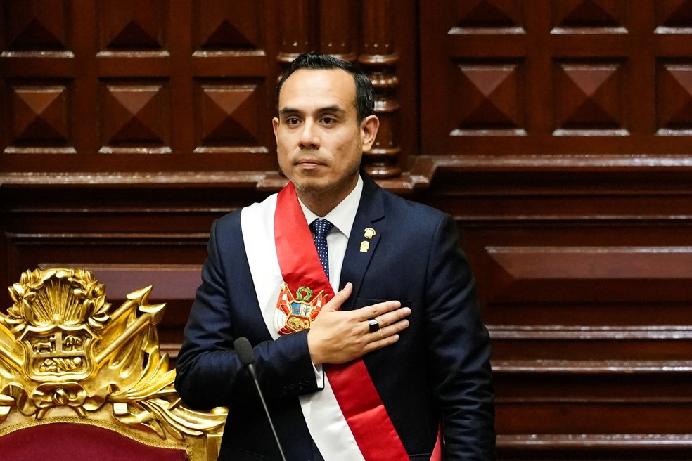 José Jeri toma posse como novo presidente do Peru, após o Congresso votar pela destituição da ex-presidente Dina Boluarte, em Lima — Foto: REUTERS/Angela Ponce
