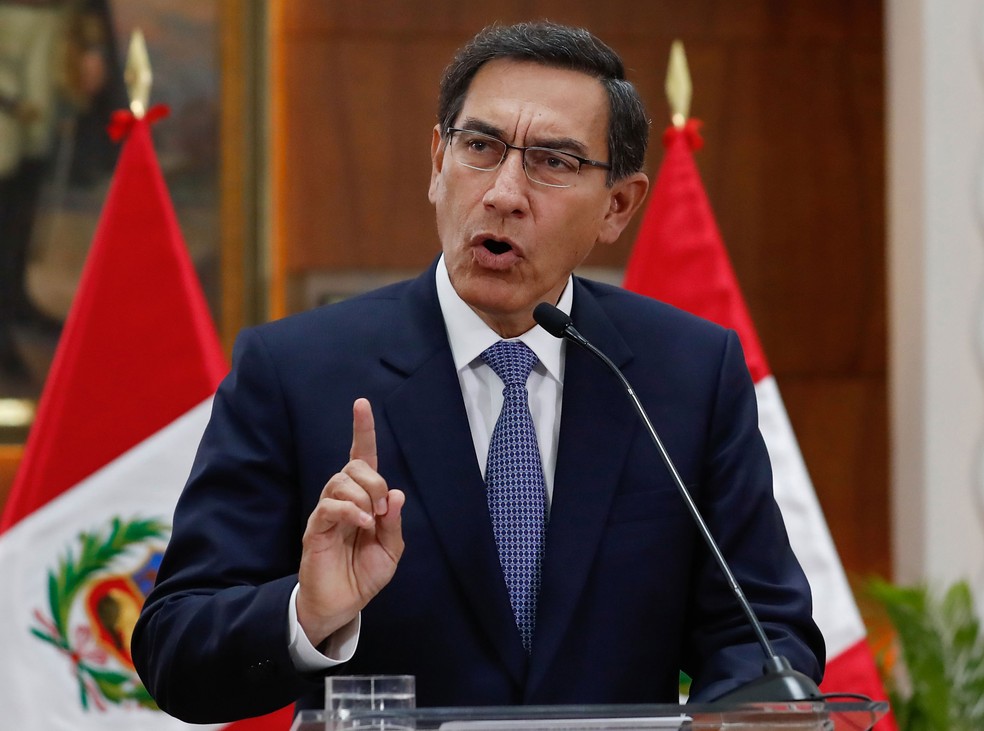 Ex-presidente do Peru, Martin Vizcarra, anunciou a dissolução do Congresso em 2019 em uma mensagem televisionada — Foto: Renato Pajuelo / Andina / AFP