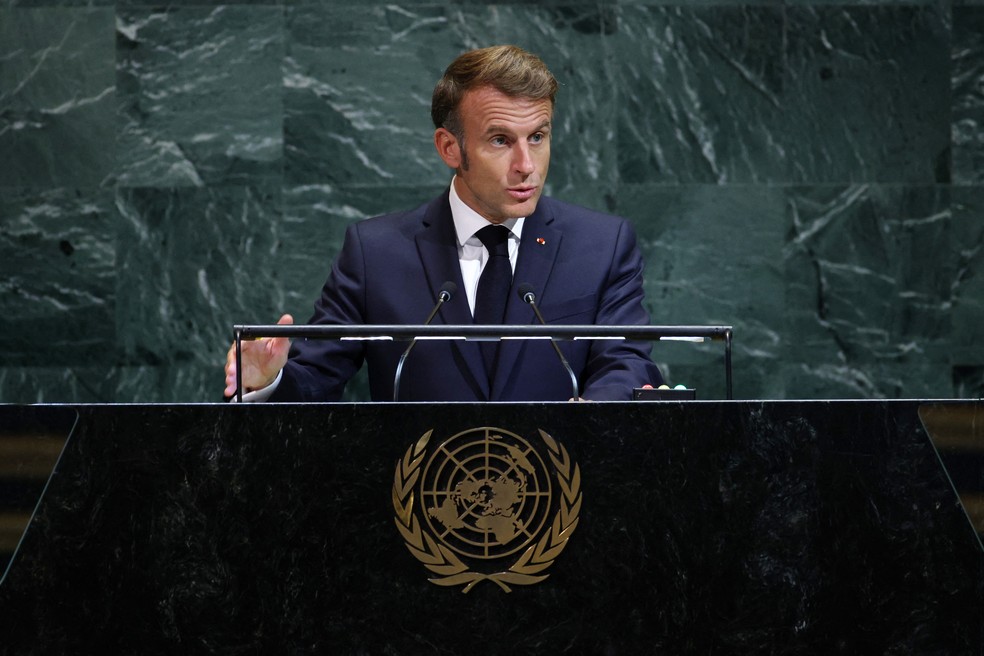 Emmanuel Macron em discurso na Assembleia Geral da ONU — Foto: LEONARDO MUNOZ / AFP