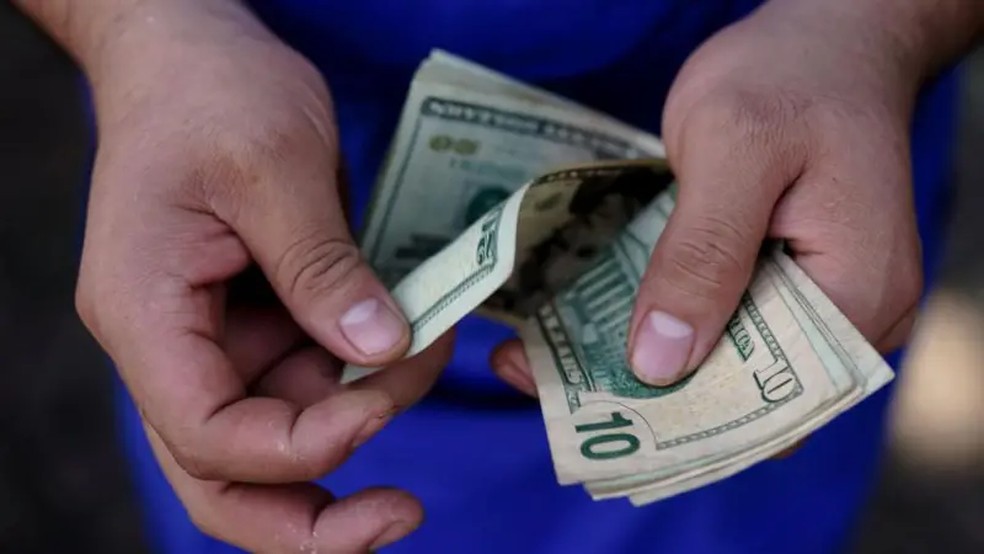 Um índice de aumento de preços abaixo de 0% pode parecer uma grande notícia para o bolso dos consumidores. Mas a deflação tem um forte lado negativo. — Foto: Getty Images via BBC