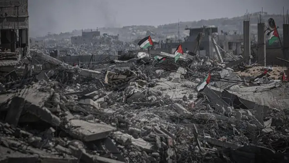 Os ataques israelenses mataram pelo menos 67.938 pessoas na Faixa de Gaza desde outubro de 2023, segundo dados do Ministério da Saúde do território, administrado pelo Hamas — Foto: Anadolu via Getty Images