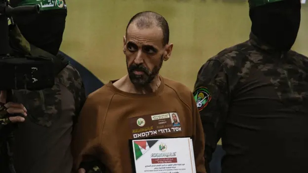O ex-refém israelense Eli Sharabi foi trasladado de uma casa segura para um túnel — Foto: EPA-EFE/REX/Shutterstock