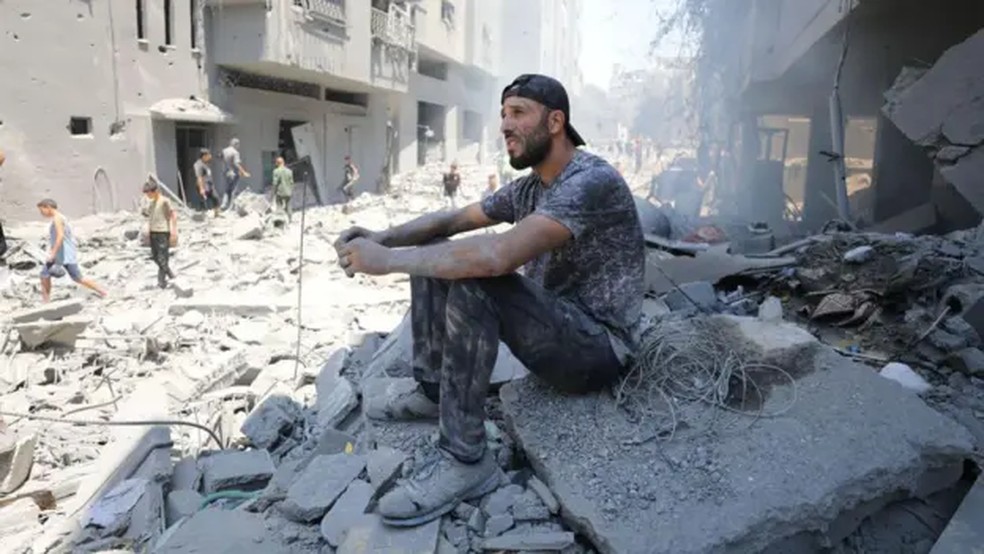 Da mesma forma que a população local em meio aos escombros, o próprio Hamas também está cansado da guerra, segundo o ex-assessor do grupo, Ahmed Yousef — Foto: Anadolu via Getty Images