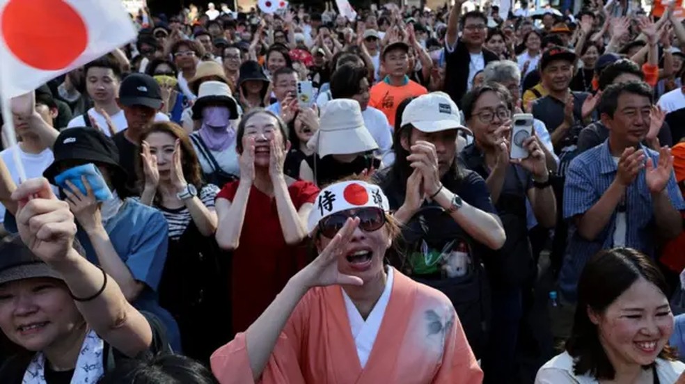 Apoiadores do Sanseito durante evento em julho, em Tóquio. — Foto: Reuters via BBC