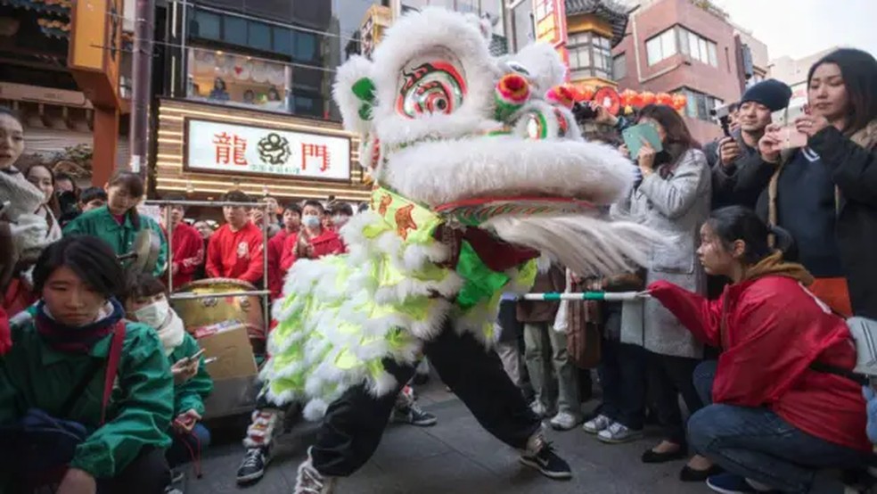 Celebração do ano novo chinês na região de Tóquio; os chineses lideram entre os estrangeiros no Japão. — Foto: Getty Images via BBC