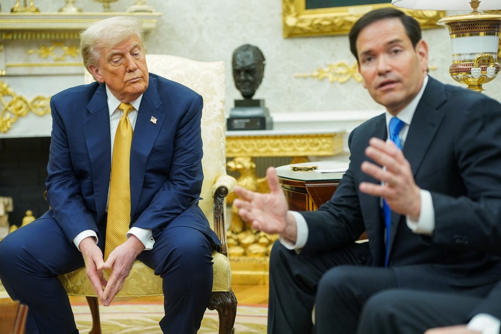 Trump com o secretário de Estado, Marco Rubio, no Salão Oval da Casa Branca, em Washington, D.C, em 16 de julho de 2025. — Foto: Reuters/Nathan Howard