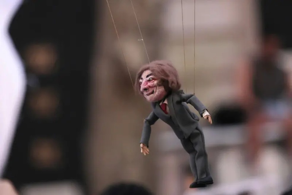 Marionete representando Milei em protesto em Buenos Aires por verbas para universidades públicas e hospitais pediátricos — Foto: EPA via BBC