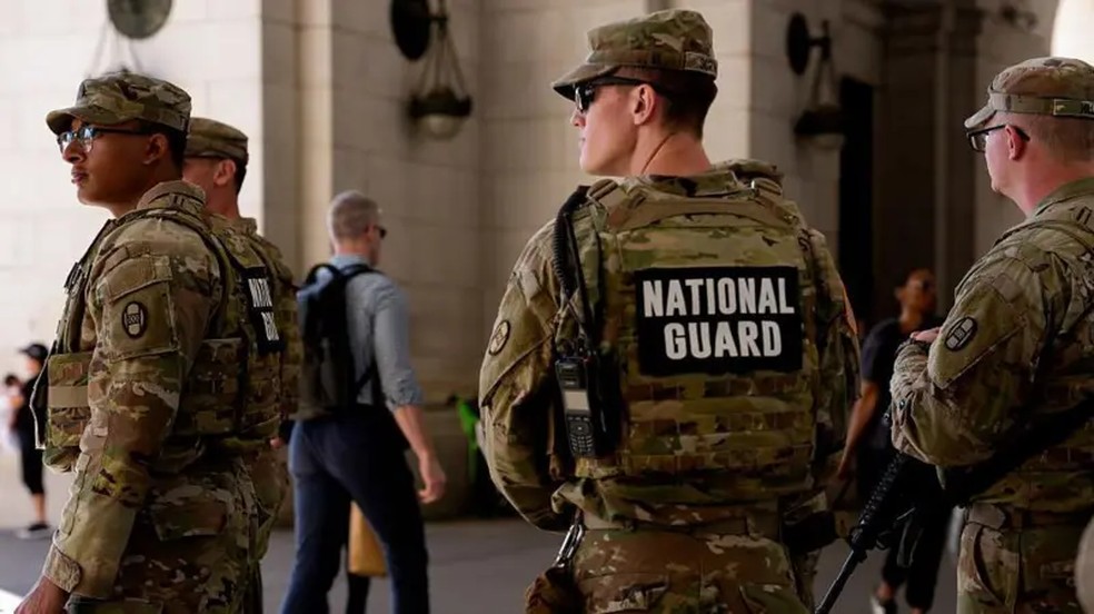 Tropas da Guarda Nacional destacadas em Washington em setembro fazem guarda em frente à Union Station. — Foto: Getty Images via BBC