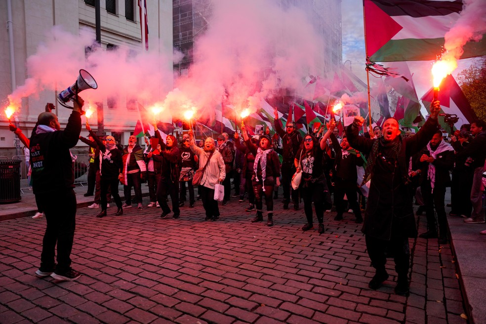 Protesto antes do jogo entre Noruega e Israel pelas eliminatórias da Copa do Mundo no sábado (11) — Foto: Javad Parsa/NTB Scanpix/AP