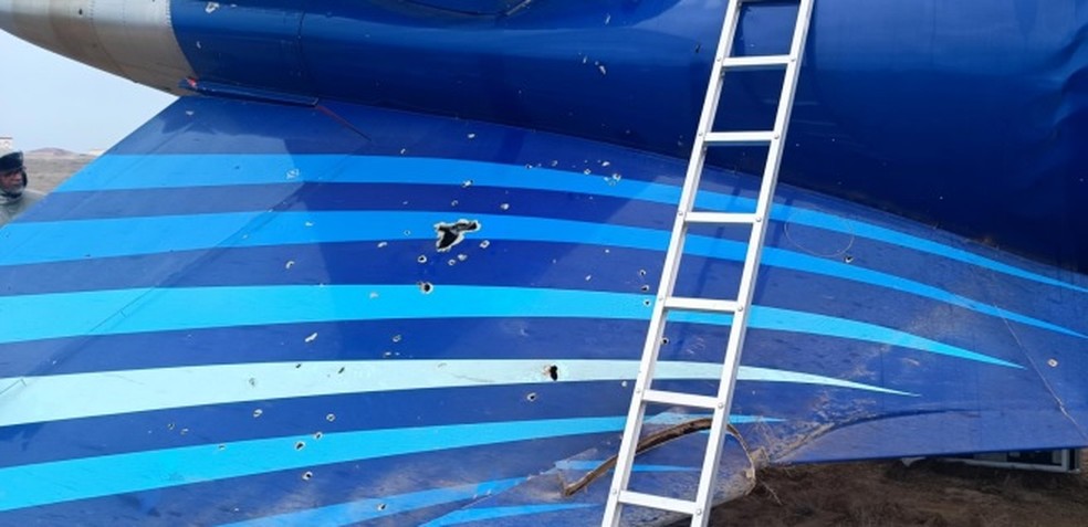 Perfurações no avião da Embraer que caiu no Cazaquistão em dezembro de 2024 — Foto: Reprodução/Relatório preliminar do governo do Azerbaijão