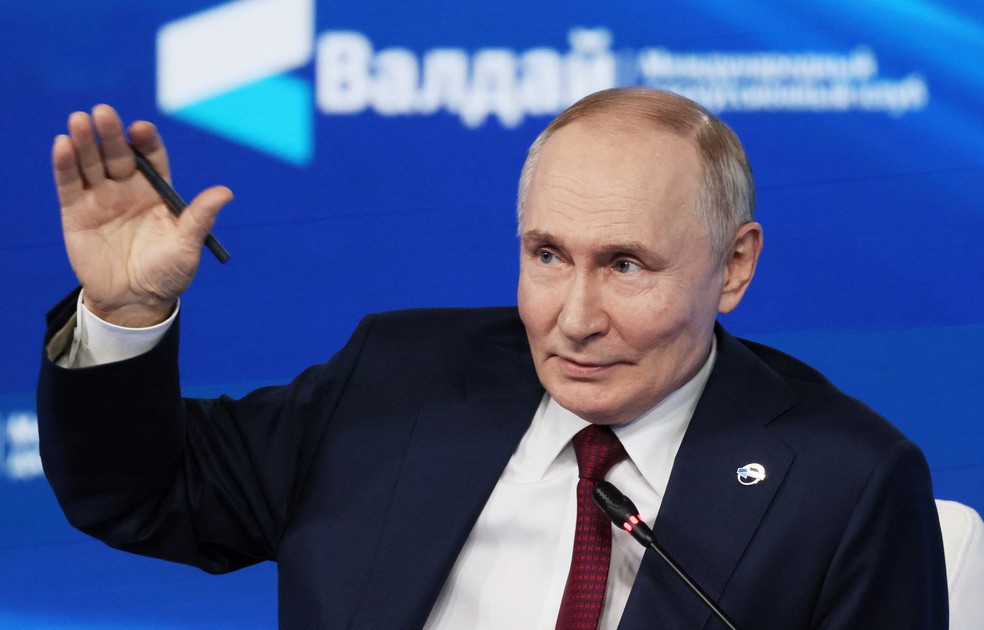 O presidente da Rússia, Vladimir Putin, durante fórum em Sochi, em 2 de outubro de 2025 — Foto: Sputnik/Mikhail Metzel via REUTERS