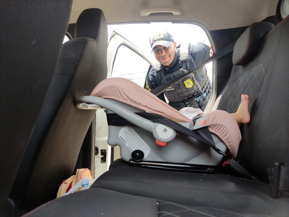 Crianças devem utilizar a cadeirinha — Foto: Reprodução/PRF