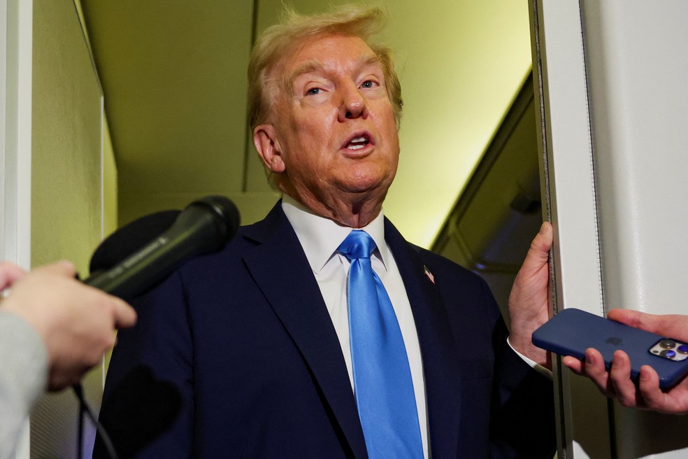 Trump dá entrevista a bordo do Air Force One antes de chegar à Malásia, neste sábado (25). — Foto: Evelyn Hockstein/Reuters