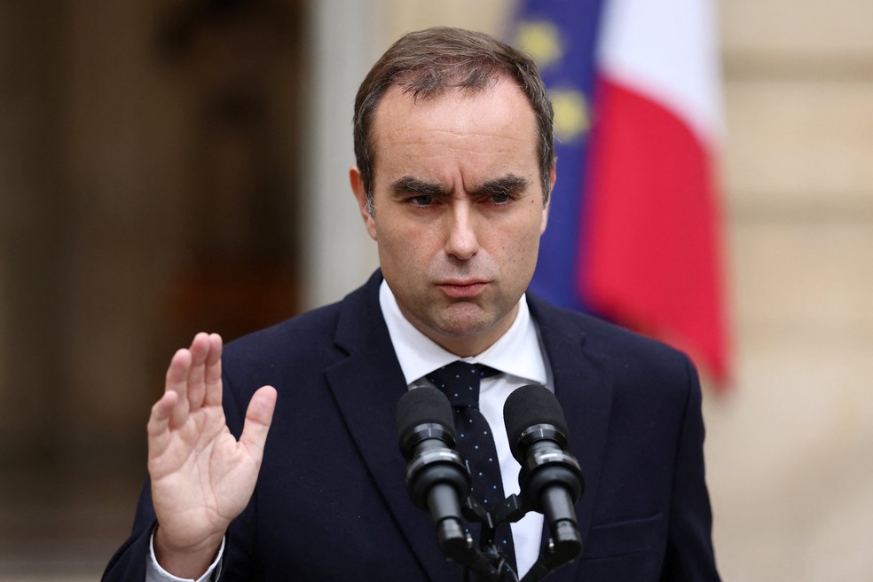 O primeiro-ministro francês Sébastien Lecornu, que apresentou sua renúncia ao presidente francês esta manhã, faz uma declaração no Hotel Matignon em Paris, em 6 de outubro de 2025. — Foto: Reuters/Stephane Mahe/Pool
