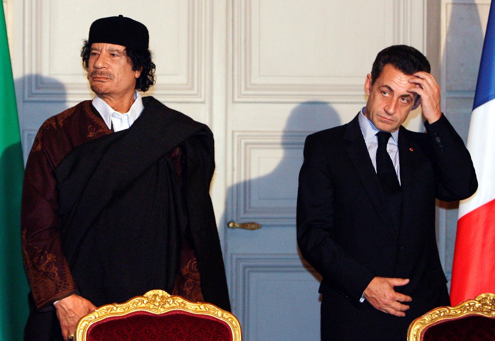 Em foto de arquivo, o então presidente francês, Nicolas Sarkozy recebe o ditador líbio Muammar Kadhafi com honras de estado em Paris, em 2007 — Foto: Patrick Hertzog/ Reuters