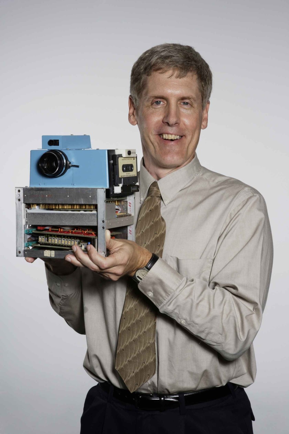 Em 1975, Steven Sasson, enquanto trabalhava na Kodak, inventou a primeira câmera digital do mundo — Foto: Divulgação