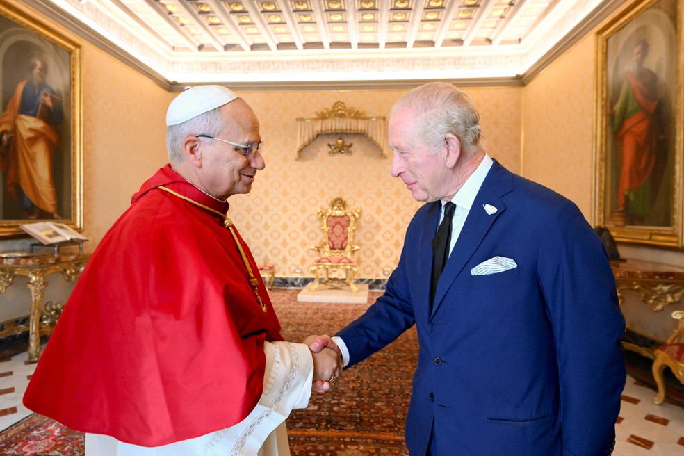 Papa Leão XIV (à esquerda) e rei Charles III, do Reino Unido, durante audiência privada no Vaticano em 23 de outubro de 2025. — Foto: Vatican Media/Handout via REUTERS