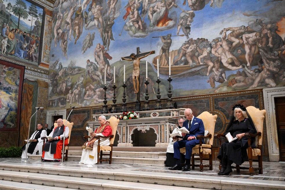 O papa Leão XIV conduz uma celebração ecumênica com o arcebispo de York, Stephen Cottrell, com a presença do rei Charles e da rainha Camilla do Reino Unido na Capela Sistina — Foto: Mídia do Vaticano/Divulgação via Reuters